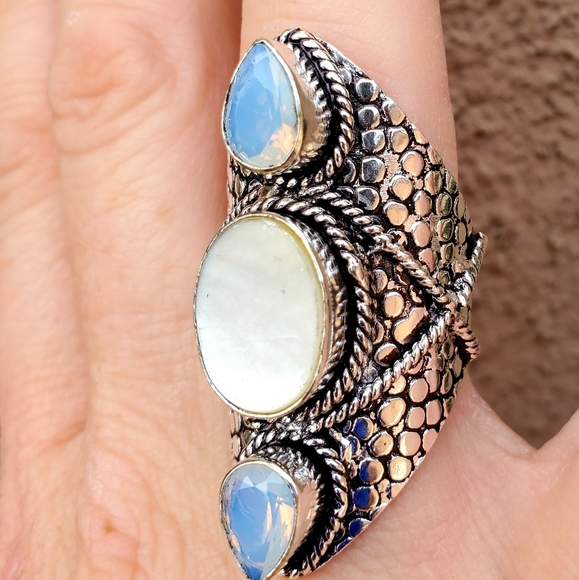 New Mother of Pearl & Milky Opal 925 Silver Statement Ring. - Picture 8 of 16